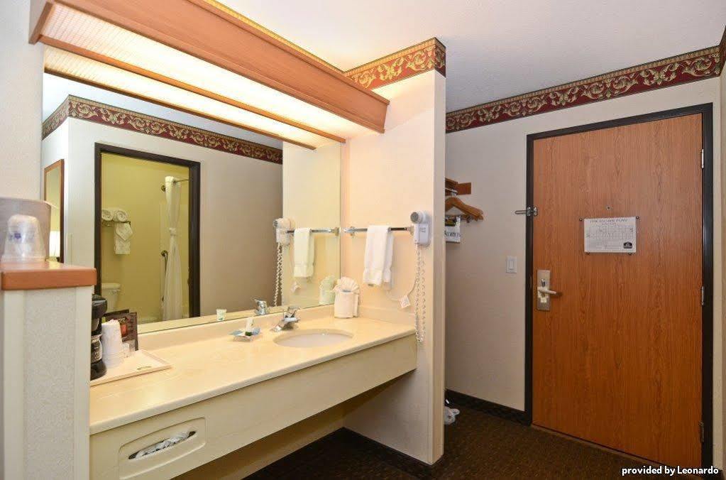 Best Western Plus Mall Drive Hotel Vancouver